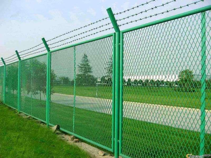 绿色公路护栏网